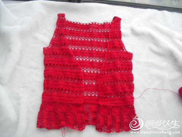 这件衣服是朋友拿给我原版的让我仿一件,我觉得花样简单组合在一起确实很好看,就仿了一件。原版的线比较粗,应该是1.75或者2.0的钩针钩的。我觉得现在穿太厚了,我用棉麻的钩了一件,在空调房里现在也能穿。 图片发的太乱了,喜欢的姐妹可以去新浪博客看优优的编织梦,有更详细的图片和说明http://blog.