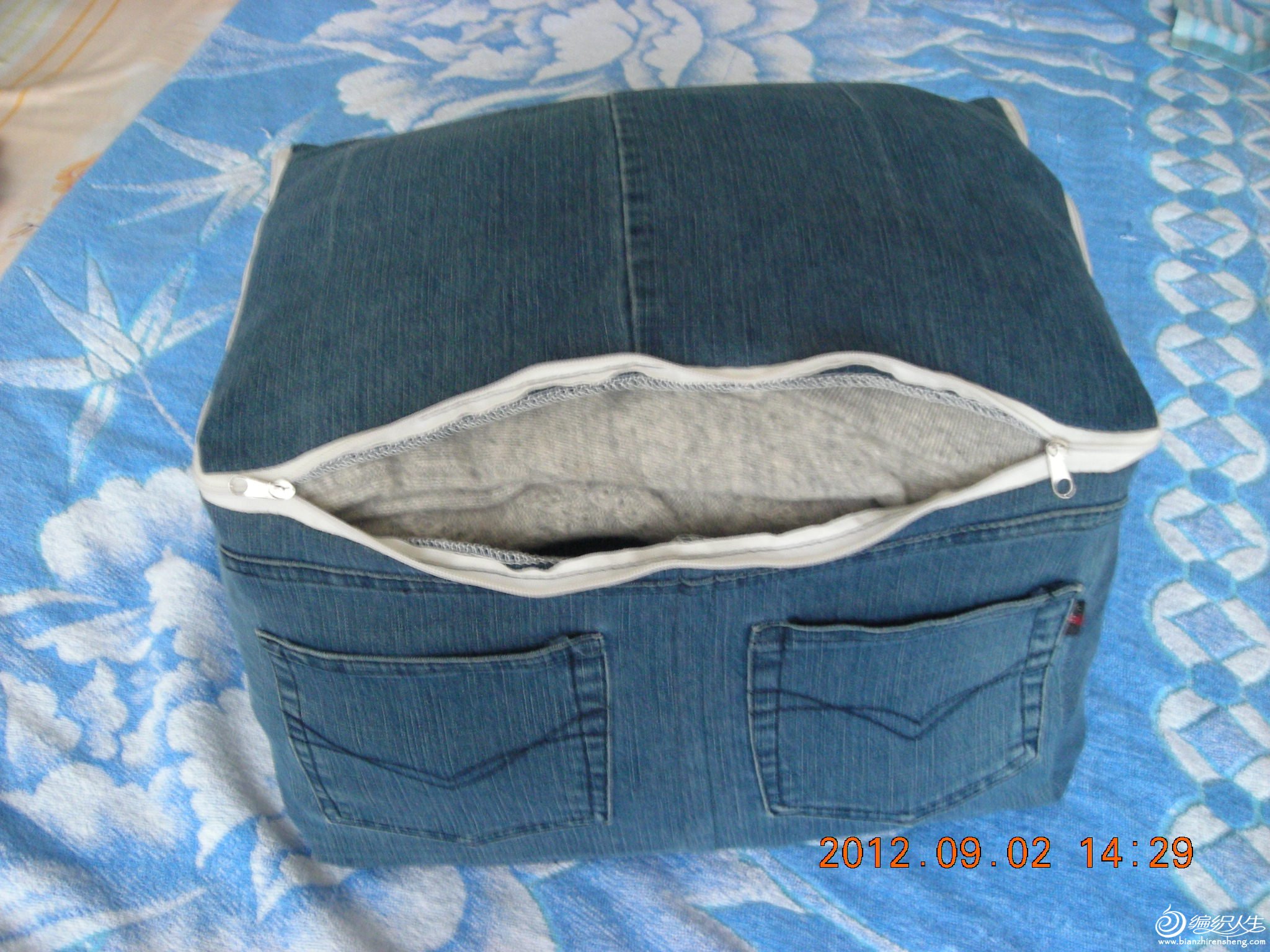 一条牛仔裤改造的衣物收纳袋