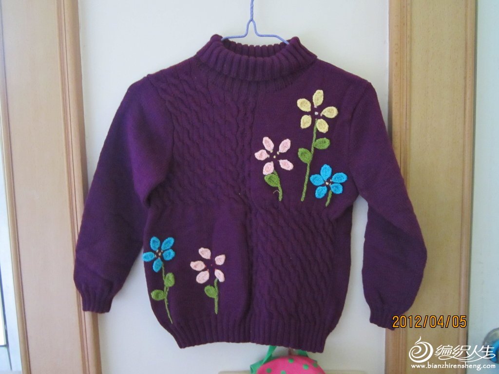 紫色毛衣,加上钩花,不同凡响的效果!