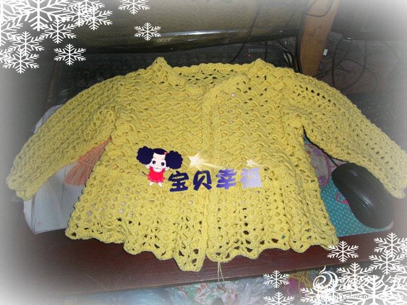 本帖最后由 cuifrog 于 2011-6-11 18:48 编辑 谢谢大家的赞赏。 好久不干脑力活了,弄完了这个图解有点头昏脑胀的。 手画的图解比较粗糙,希望大家谅解。 松树纱部分用6.0MM钩针。毛线部分用5.0MM钩针。 1377326 1377328 1377329 上次钩的一个小毯子老公很喜欢,强烈要求我钩一个大的给他。于是便用了几天的空闲时间钩成了这个大毯子,在老公的生日送给他。第一次弄这么大的工程,还是蛮喜欢的。 老公喜欢躺在沙发上看碟,家里的电影碟有八百多部呢。有了这个毯子,寒冷的冬夜,