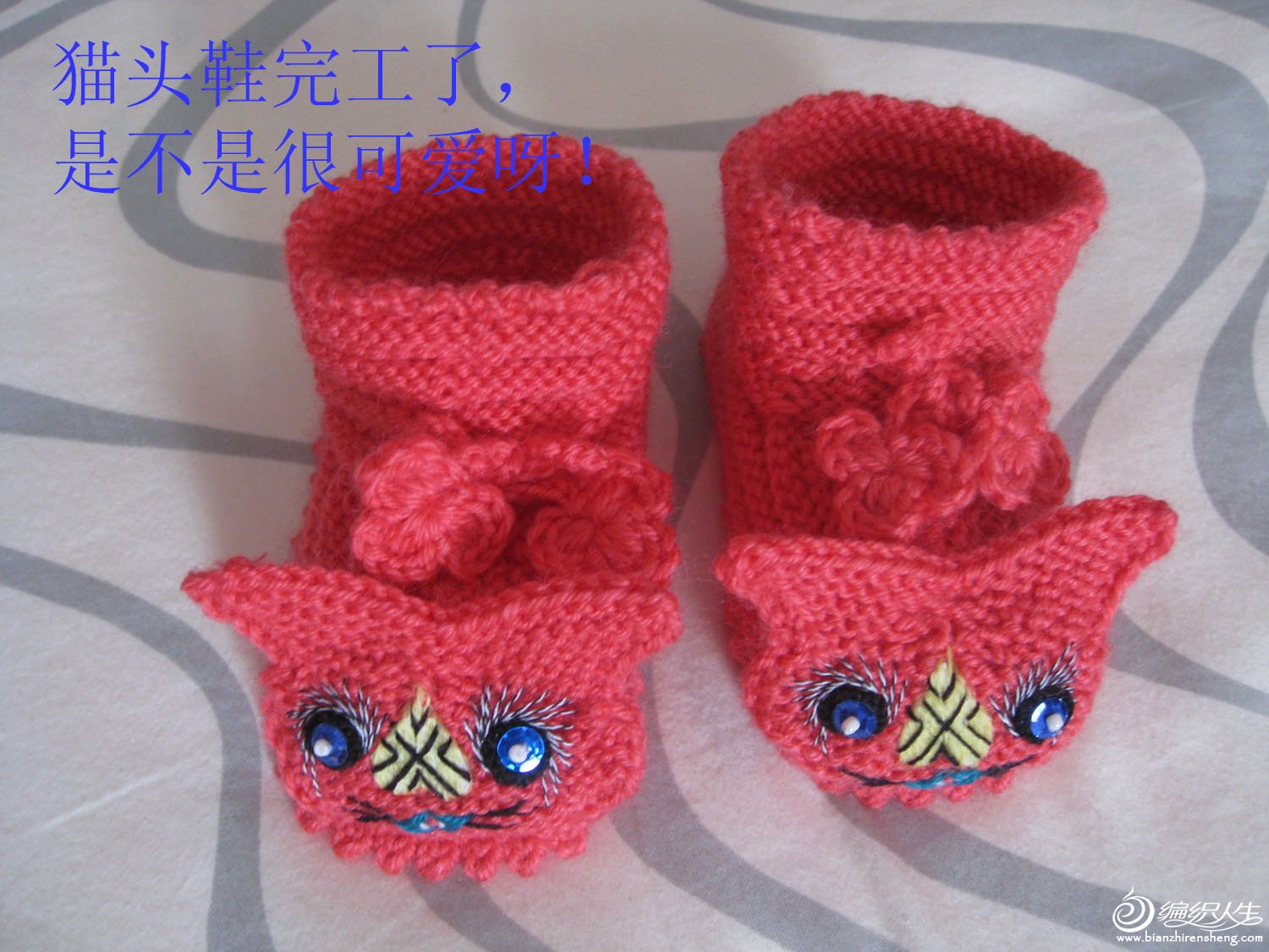 宝宝鞋毛线编织的线料  1,白纸上画出宝宝鞋图底  2,用毛线编织出鞋底