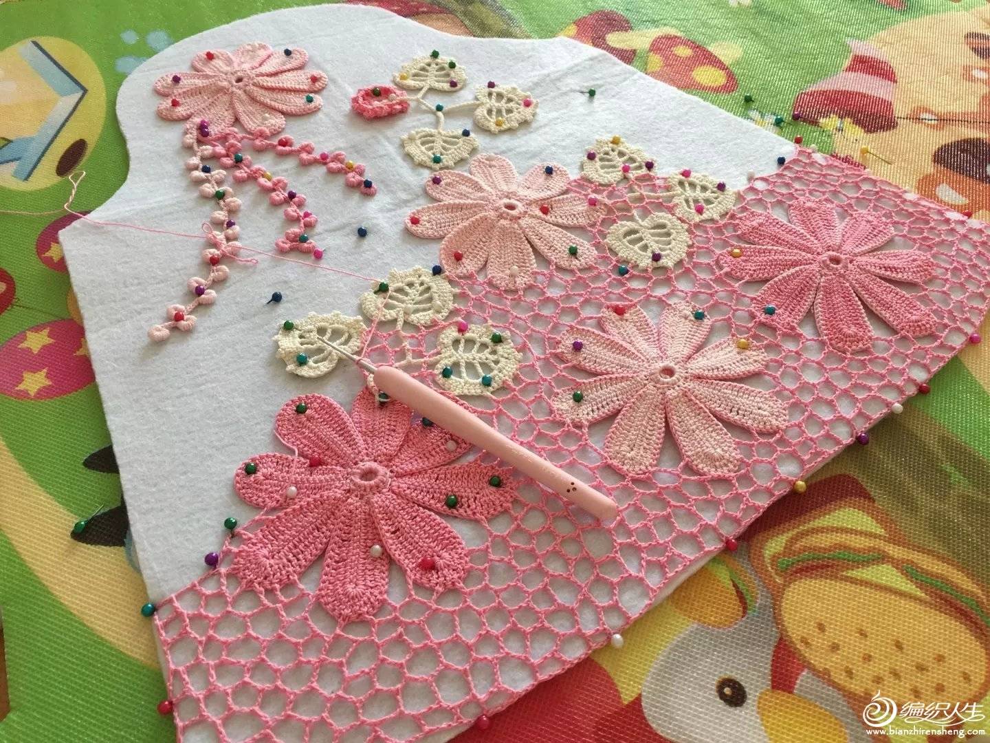 绽放的夏日~第一次尝试爱尔兰钩衣(白粉套色)