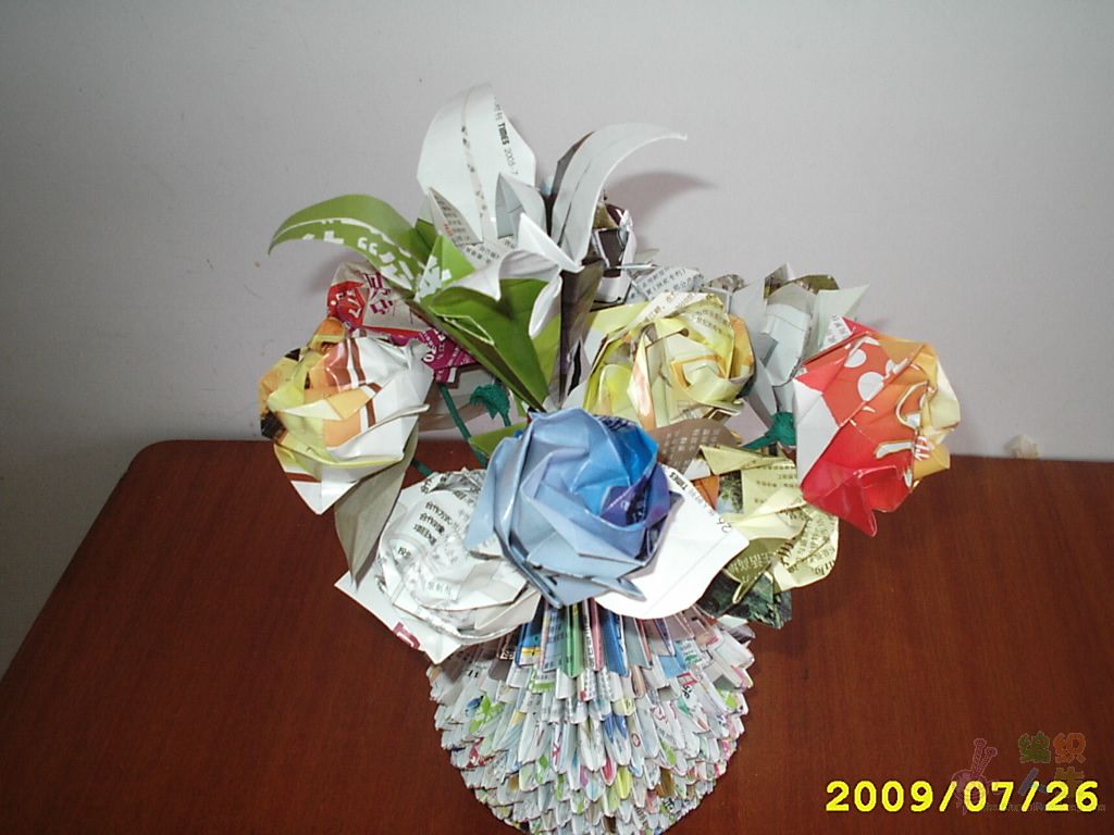 我的三角插花瓶及纸折玫瑰