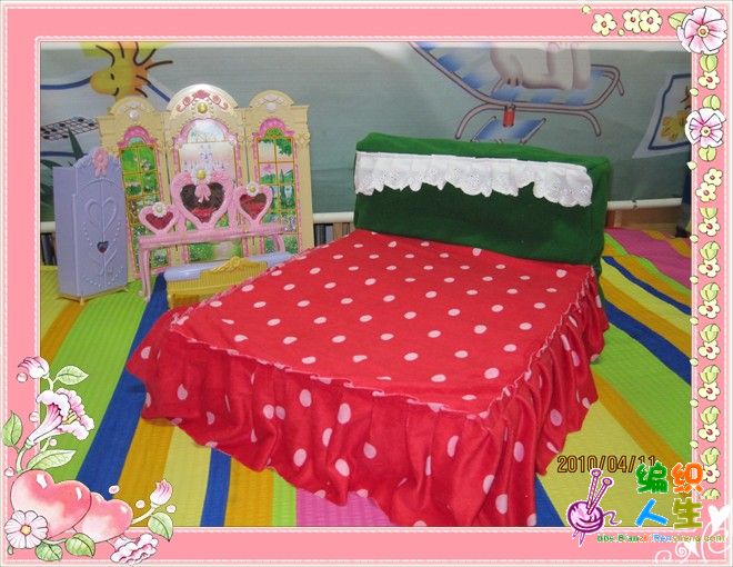 给女儿的芭比娃娃做的小床和床上用品