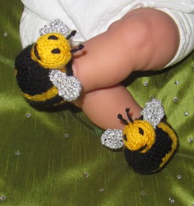 Baby-Buzzy-Bee-Boots-knitting-pattern-by-madmonkeyknits1-283x300.jpg
