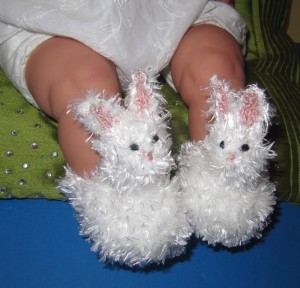 Baby-Fluffy-Bunny-Boots-knitting-pattern-by-madmonkeyknits1-300x288.jpg