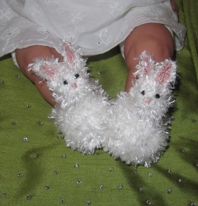 Baby-Fluffy-Bunny-Boots-knitting-pattern-by-madmonkeyknits4-289x300.jpg