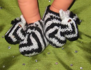 baby-zebra-boots-knitting-pattern-by-madmonkeyknits1-300x231.jpg