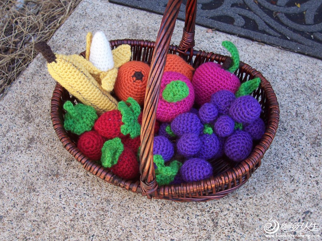 Crocheted Fruits and Vegetables Basket1.jpg