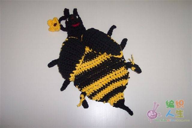 BumbleBeeHotpad (2).jpg